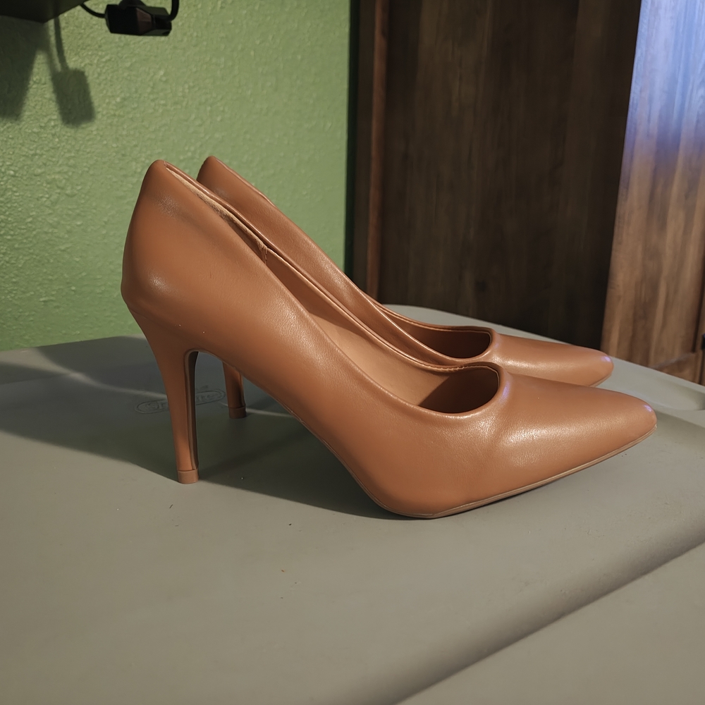 Trary Classic Tan Heels